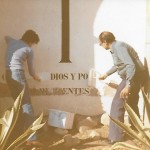 A l'esquerra Antoni Fortea i a la dreta Gaspar Martínez esborrant les lletres l'any 1979 (Arxiu Lázaro)