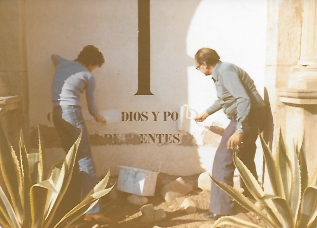 A l’esquerra Antoni Fortea i a la dreta Gaspar Martínez esborrant les lletres l’any 1979 (Arxiu Lázaro)