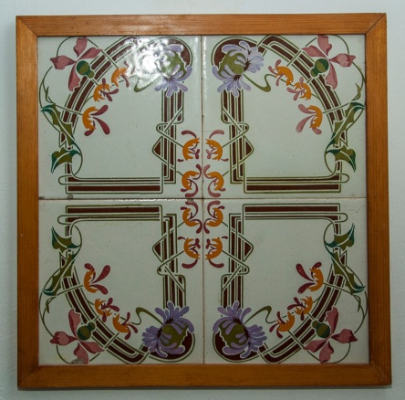 Primer conjunt de quatre rajoles de 20×20 cm recuperades d’una cuina de la família Garriga del carrer Sant Ramon, nº139