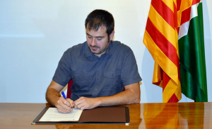 L'alcalde signant el decret de suport al Referèndum. Imatge: Aj. de Cerdanyola.
