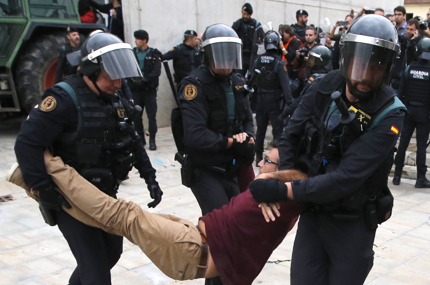 1506868865_833_fuerte-represion-policial-en-cataluna-durante-referendum-de-independencia-fotos-y-videos
