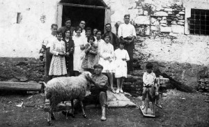Foto antiga de la masia de Can Banús (dècada de 1910-1920)