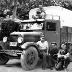 Camió Ford B-45997. Asseguts d'esquerra a dreta, Rafael Costa, desconegut i Pere Costa. A dalt del camió, desconegut. Arxiu de la família costa.