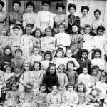 Grup de nenes de l'escola d'Antònia Guardiola al carrer santa Maria, 19-21.