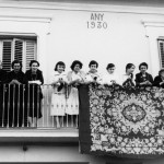 Membres i amigues de la família Costa. Dia de Corpus al balcó del carrer santa Maria, 19-21. Arxiu de la família Costa.