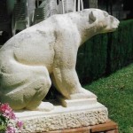 Escultura d'os polar situat al Pedregar de Bellaterra, obra en mabre de Josep Garriga, que va servir de model a l'hora de realitzar el mosaic del terra del bany de casa meva (Arxiu Lázaro)