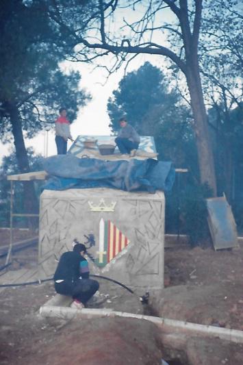 Treballs del trencadís, entre ells l’escut de Cerdanyola a la caseta de Can Serra durant la promoció de 1988-1990 (Arxiu Lázaro)