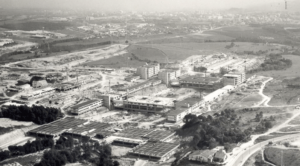 Vista aèria del campus en construcció, el 1971.